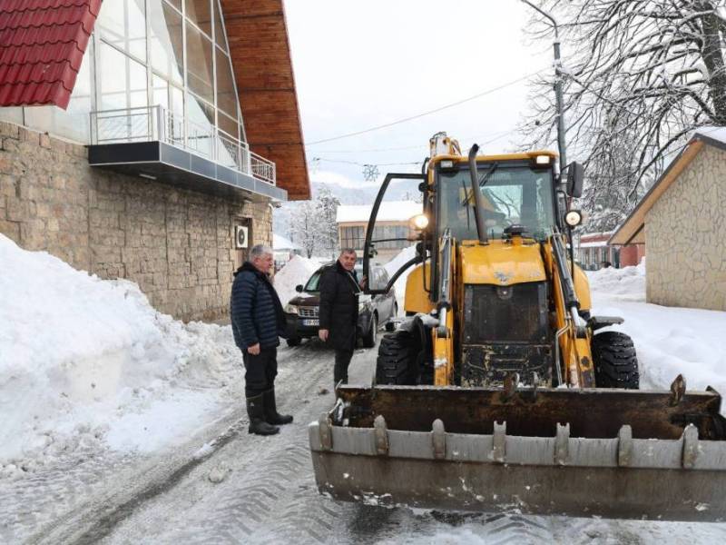 ქალაქ ცაგერში აქტიურად მიმდინარეობს შიდა საავტომობილო გზების თოვლისგან წმენდის...